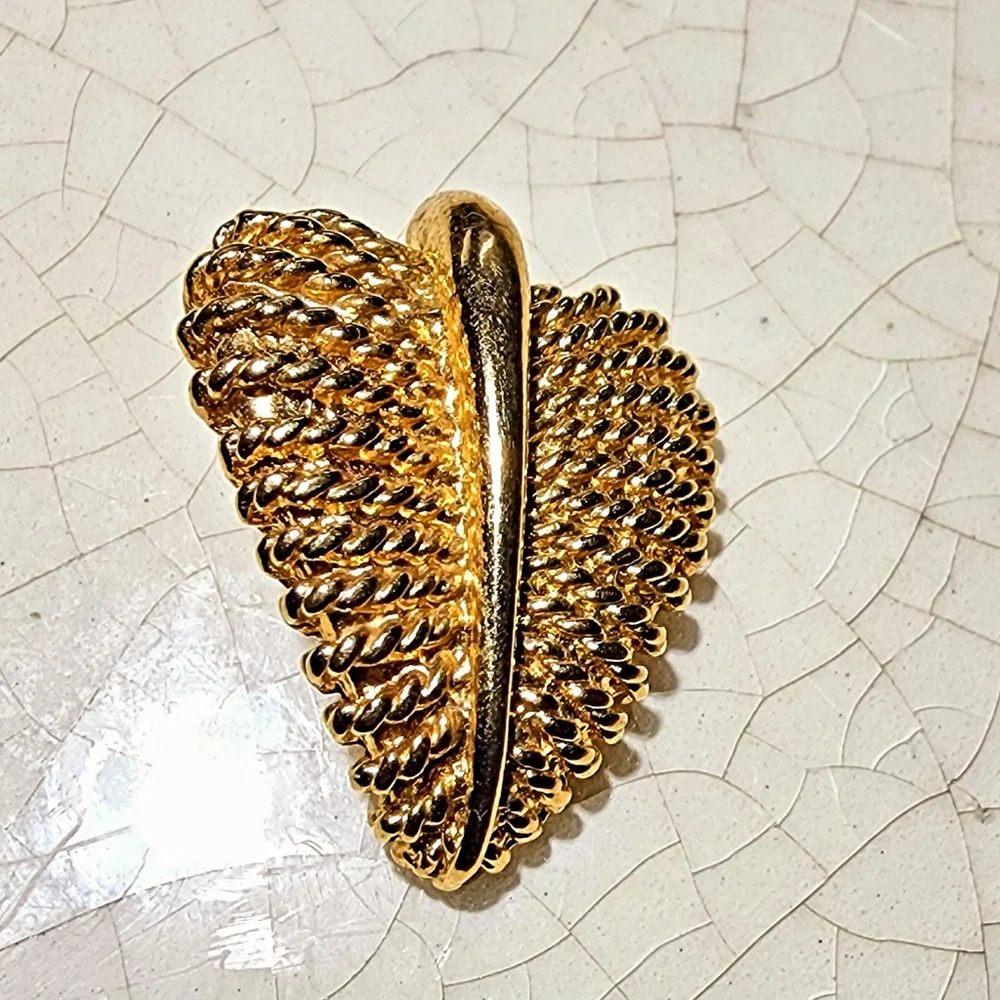Gold abstract leaf heart rope texture charm pendant